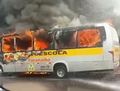 Imagem da notícia Incêndio destrói ônibus de autoescola em movimentado cruzamento de Paranaíba